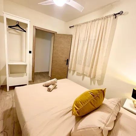 La Reina By The Sea *